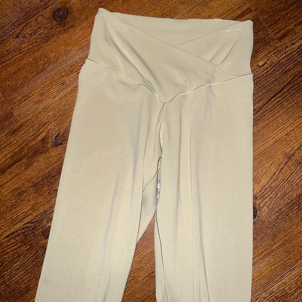 Offline by Aerie Cream Real Me High Rise Seamless Crossover Leggings Size M - Picture 5 of 9